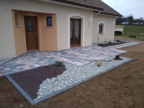 Aménagement de terrasse et création de massifs par un paysagiste à Luxeuil-les-bains 