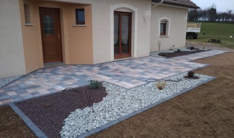 Aménagement de terrasse et création de massifs par un paysagiste à Luxeuil-les-bains 