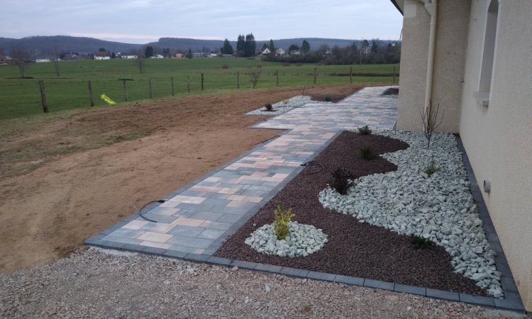 Aménagement de terrasse et création de massifs par un paysagiste à Luxeuil-les-bains 